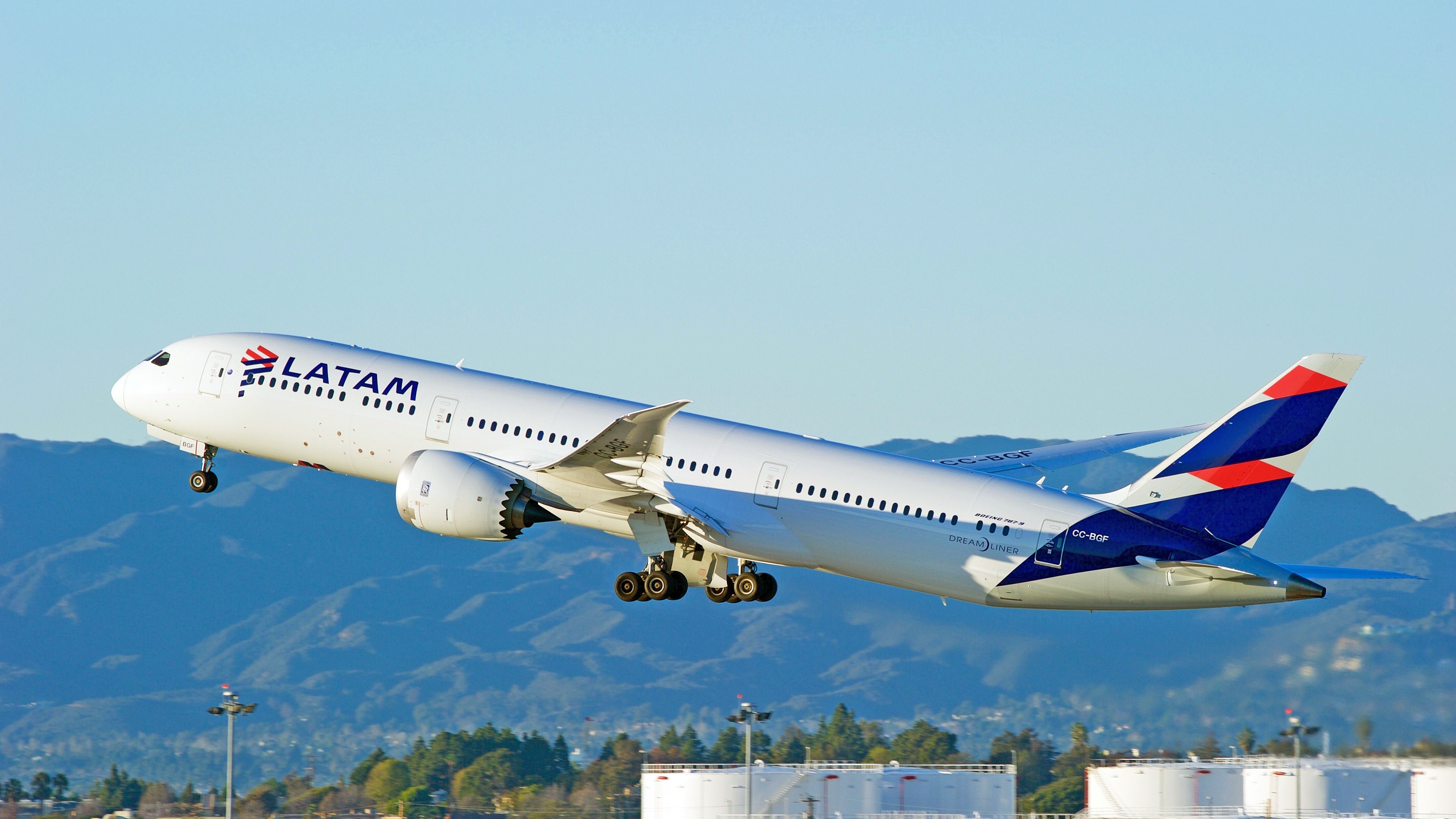 A Latam Airlines Boeing 787-9 taking off