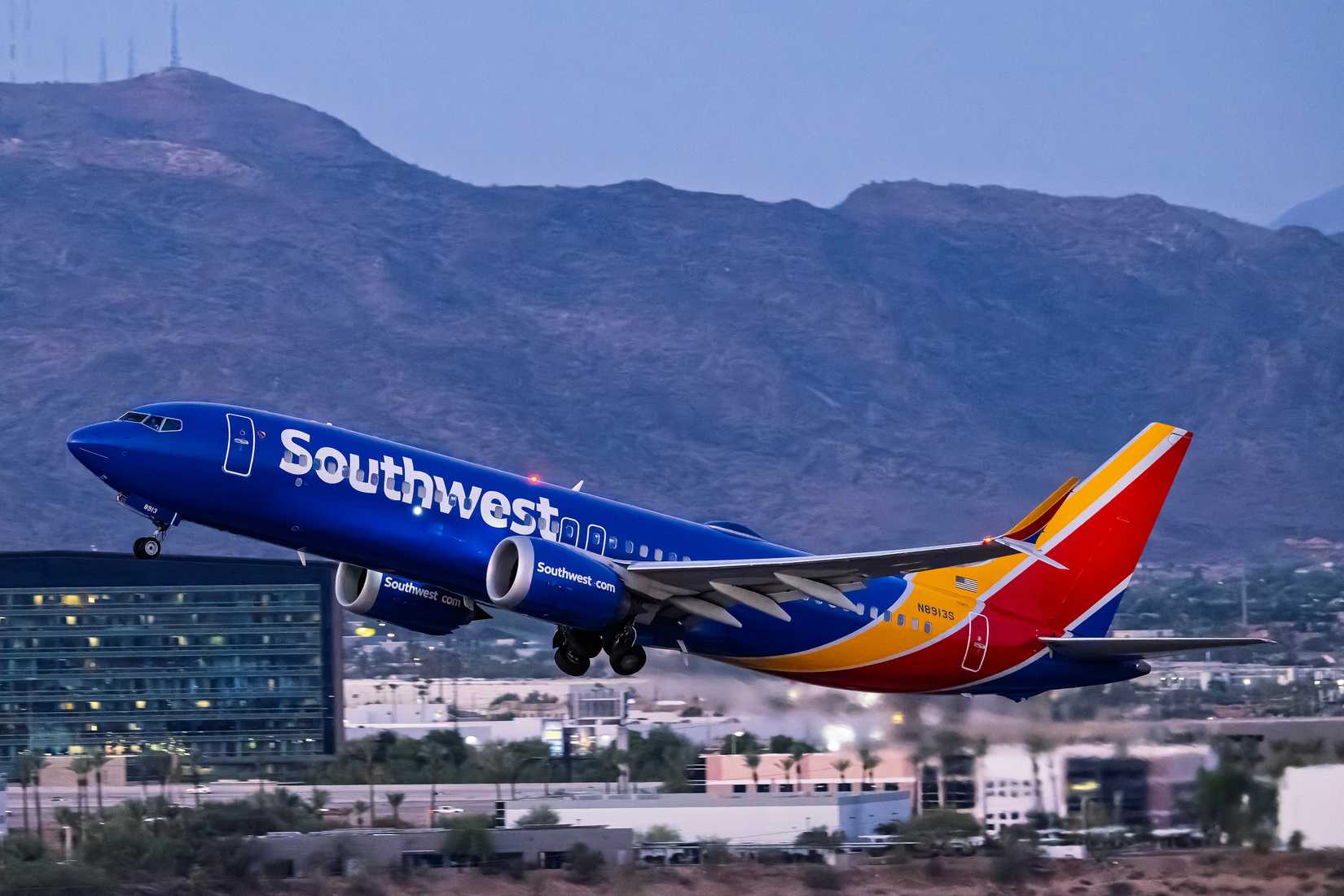 Southwest Airlines Boeing 737-Max8 N9813S Early morning departure from runway 7L at Phoenix Sky Harbor Intl. Airport