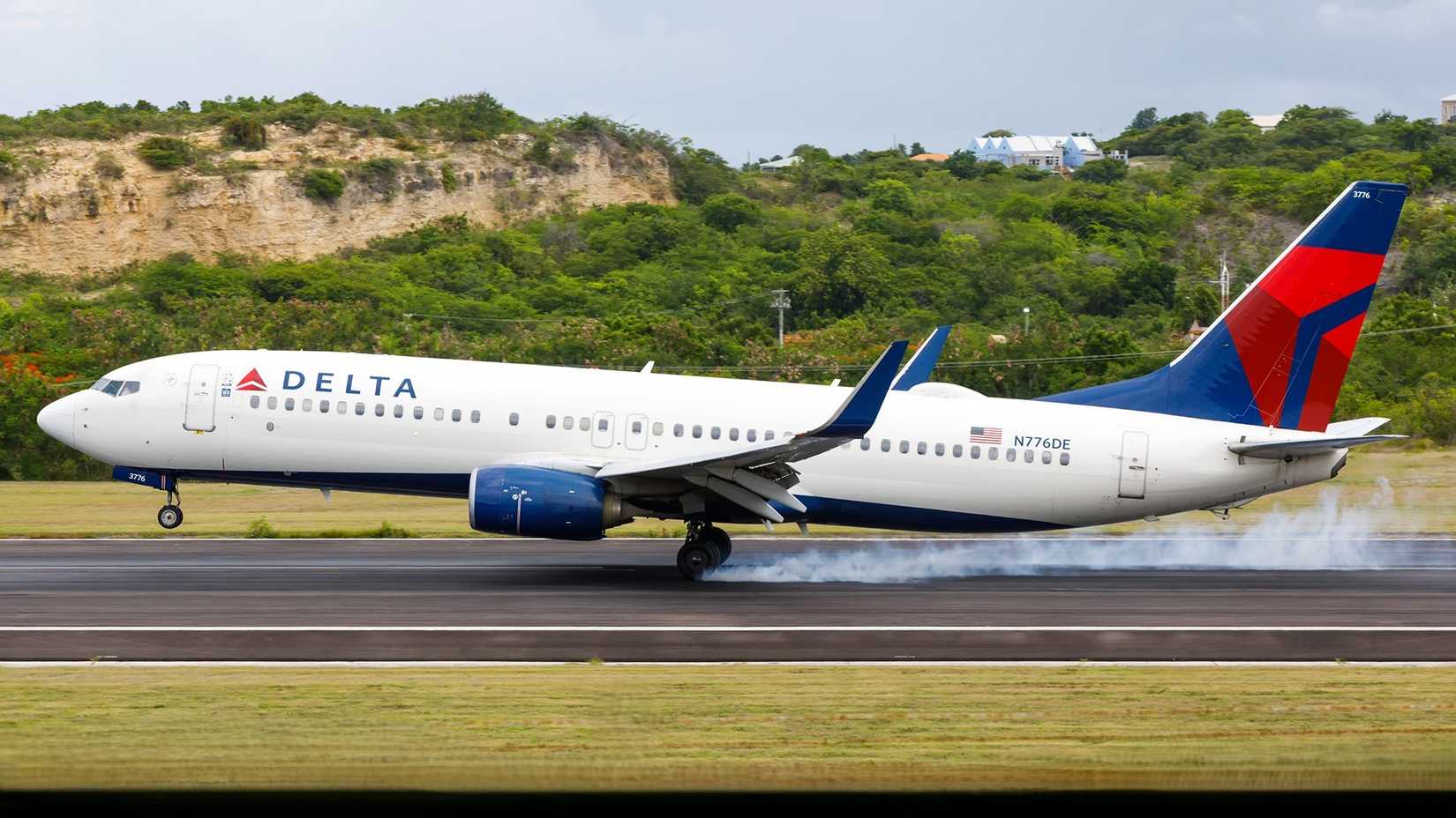 Delta Air Lines Boeing 737-800 landing with smoke from tires