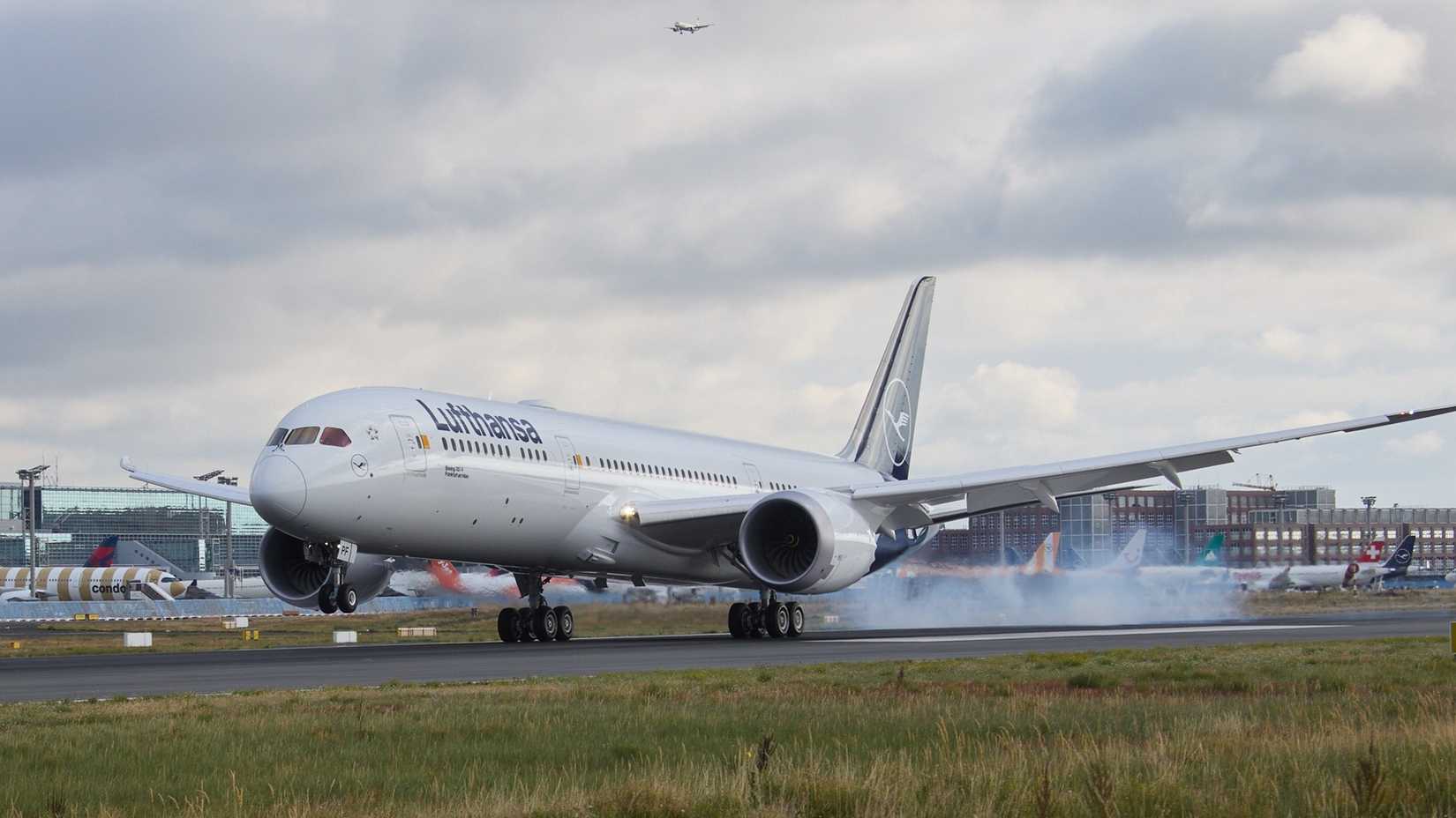 Lufthansa Boeing 787 Landing