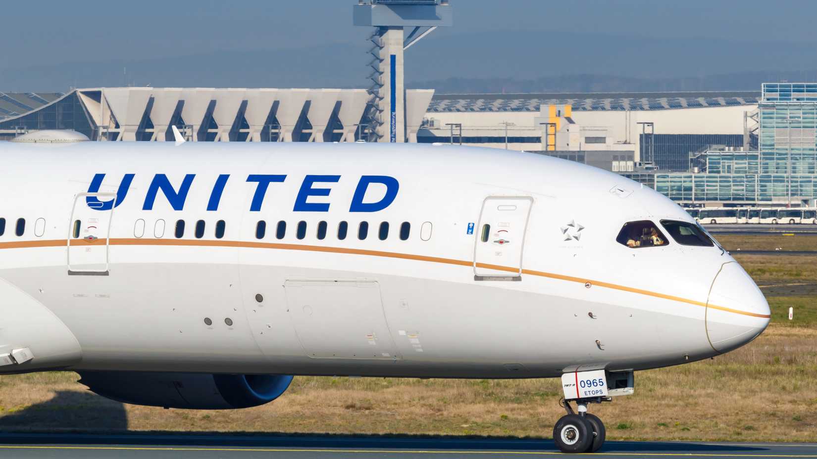 United Airlines Boeing 787-9 close up