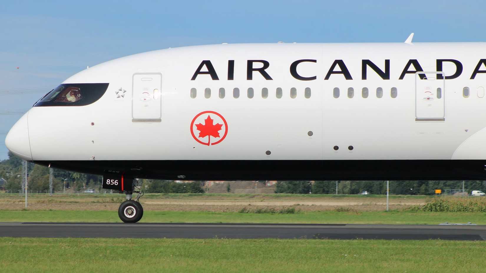 Air Canada Boeing 787-9 taxiing to the active runway