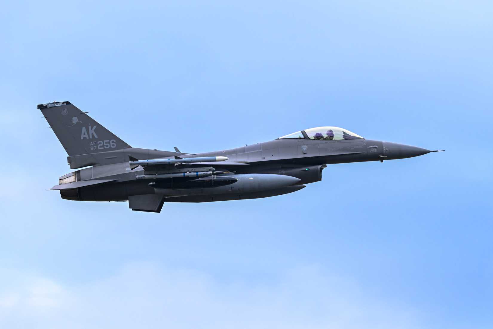 Um F-16 Fighting Falcon da Força Aérea, pertencente ao 18º Esquadrão de Caça Interceptador, corta o ar após decolar do Aeroporto King Salmon, no Alasca, em 10 de setembro de 2025.