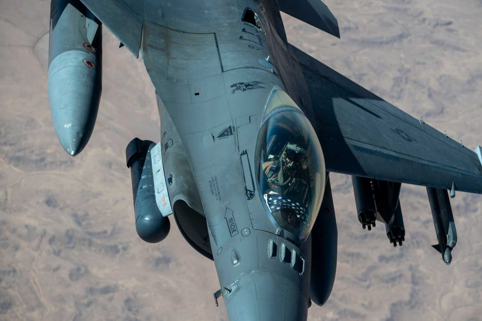 Um caça F-16C Fighting Falcon da Força Aérea dos EUA decola após reabastecer em voo na área de responsabilidade do Comando Central dos EUA, em 19 de agosto de 2025.
