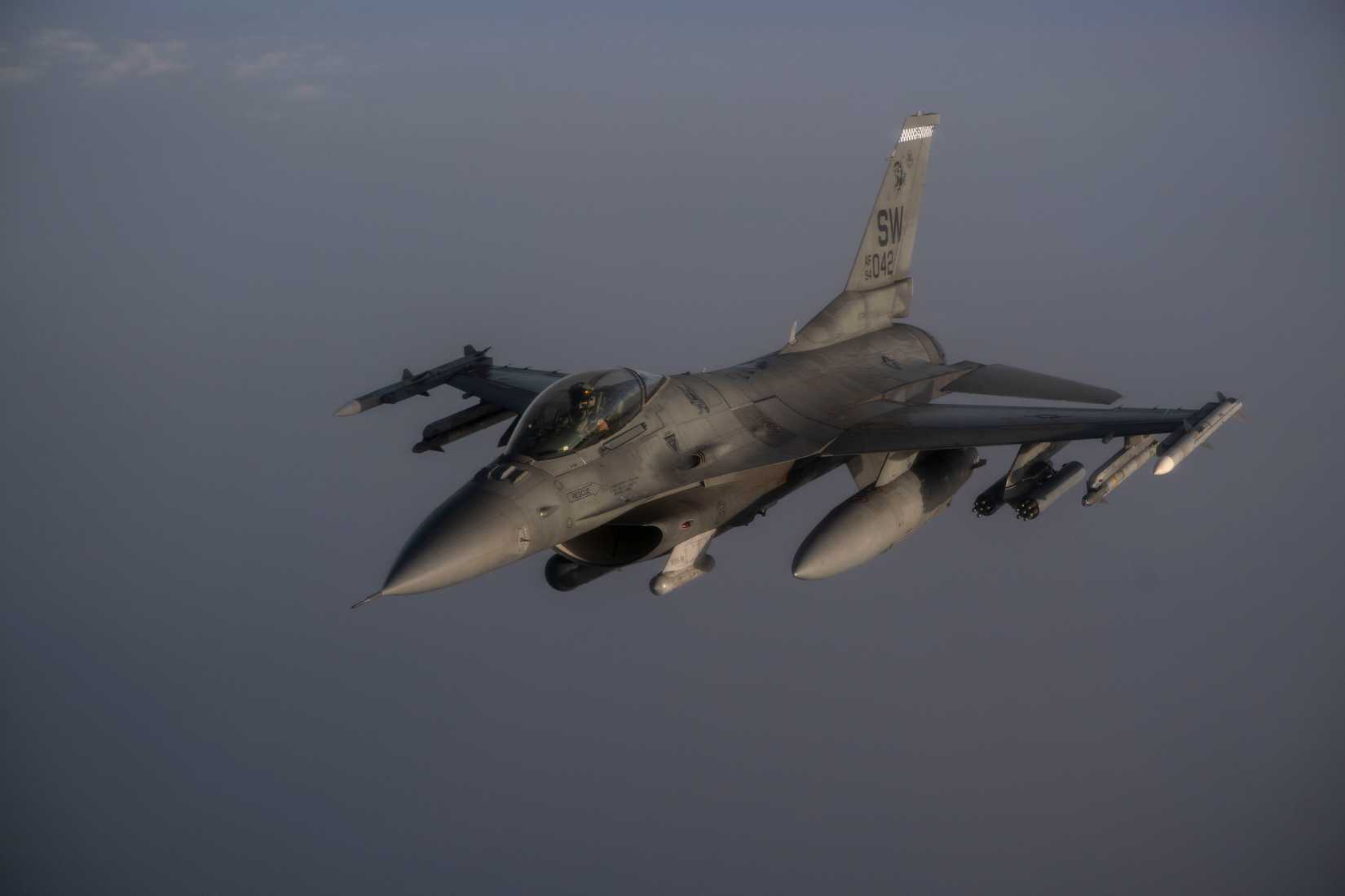 Um caça F-16C Fighting Falcon da Força Aérea sobrevoa a área de responsabilidade do Comando Central dos EUA.