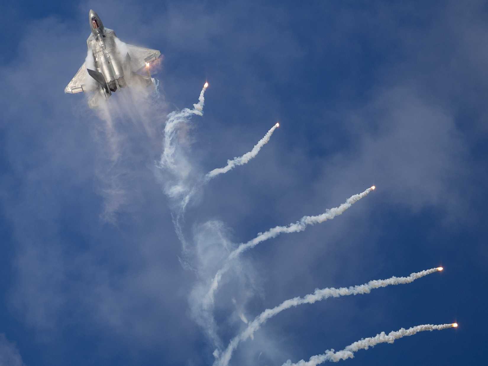 Air Force F-22 Raptor Demonstration Team performs during the 2025 Naval Air Station (NAS) Oceana Air Show, Sept. 21.
