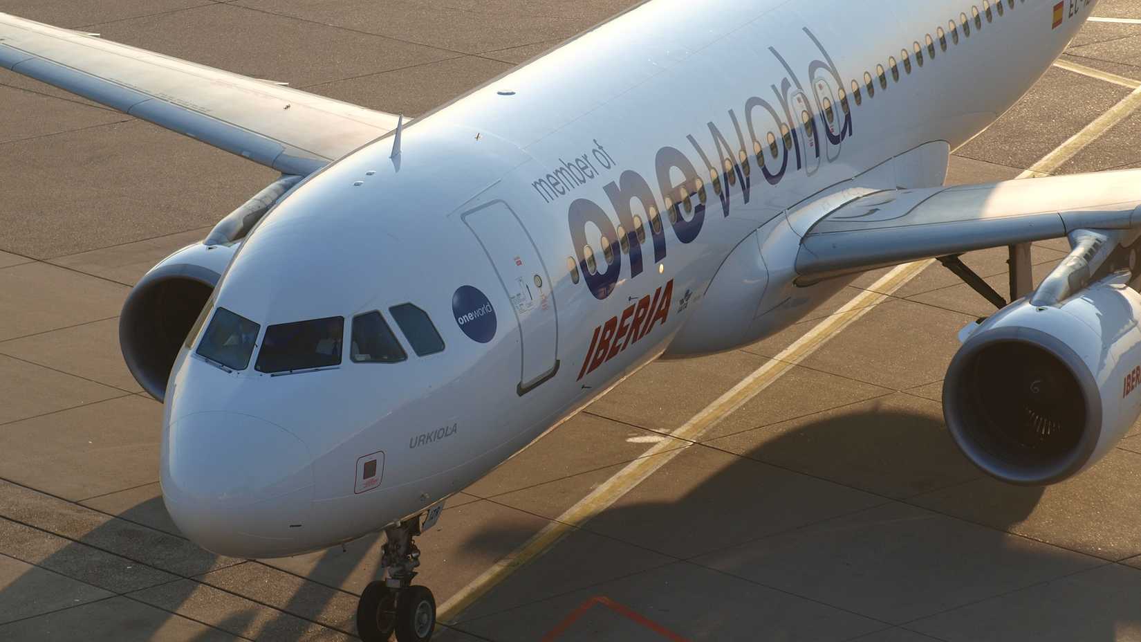 Iberia Airbus A320-214 in the oneworld livery
