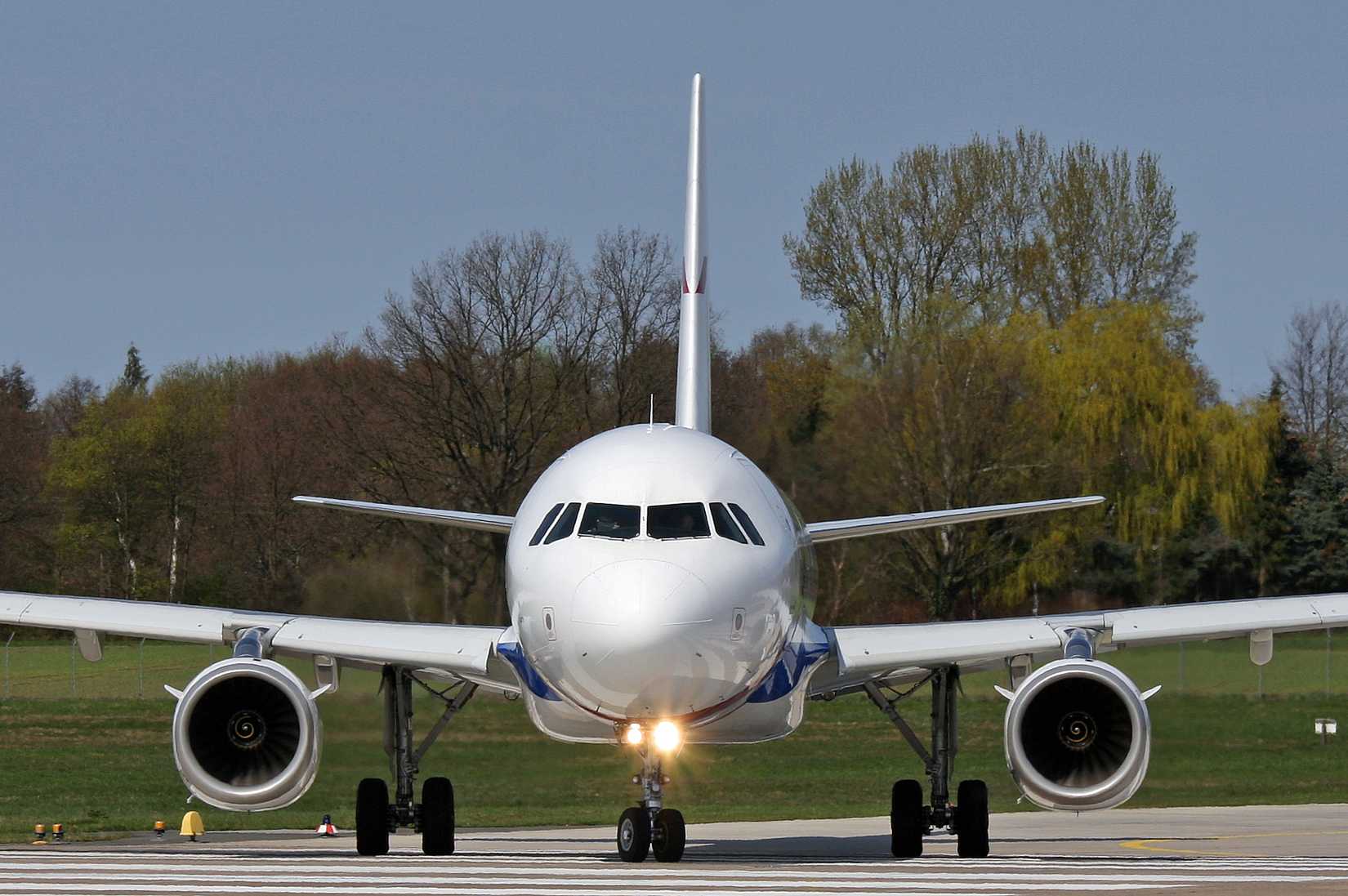 Airbus A319 front view