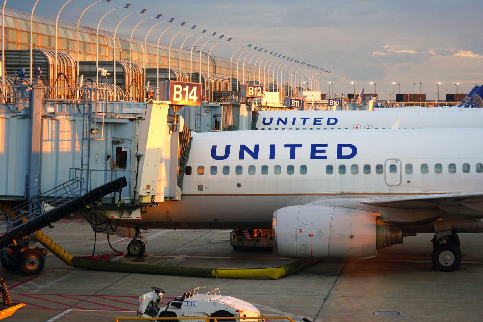 Airplanes from United Airlines (UA) at the Chicago O'Hare International Airport (ORD). The CEO of United, headquartered in Chicago, is Oscar Munoz.