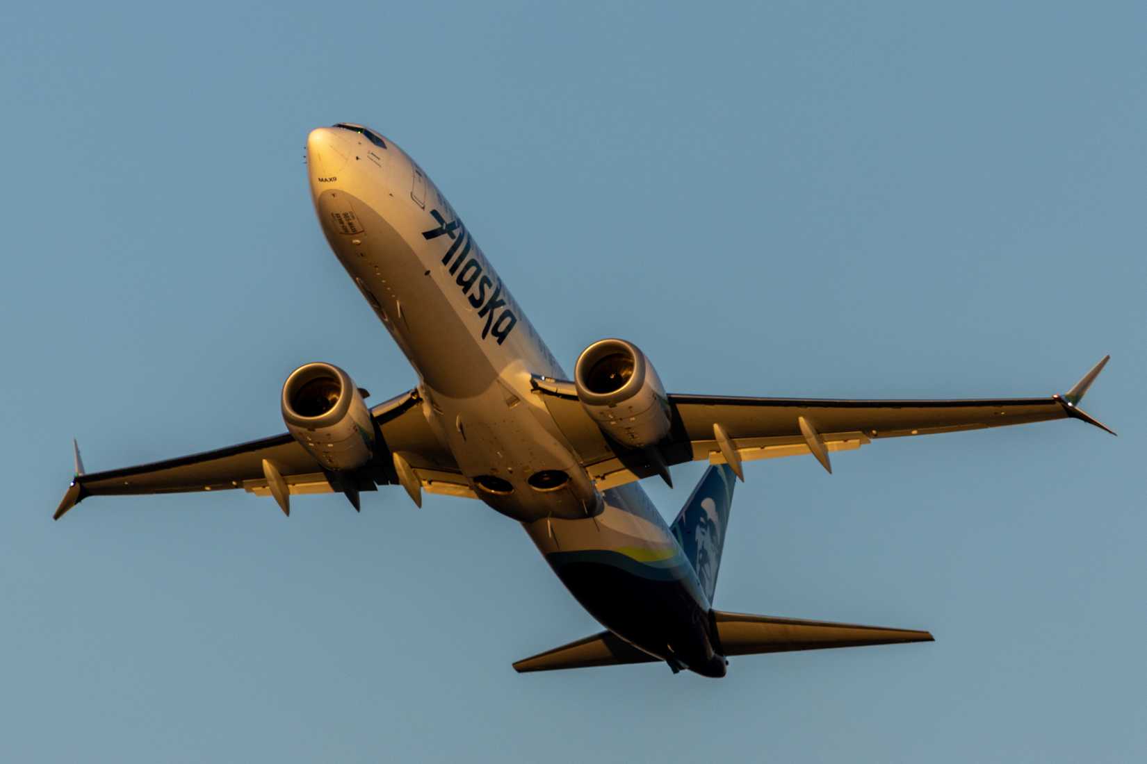 Alaska Airlines Boeing 737 MAX 9 taking off at sunset from San Diego airport (SAN)