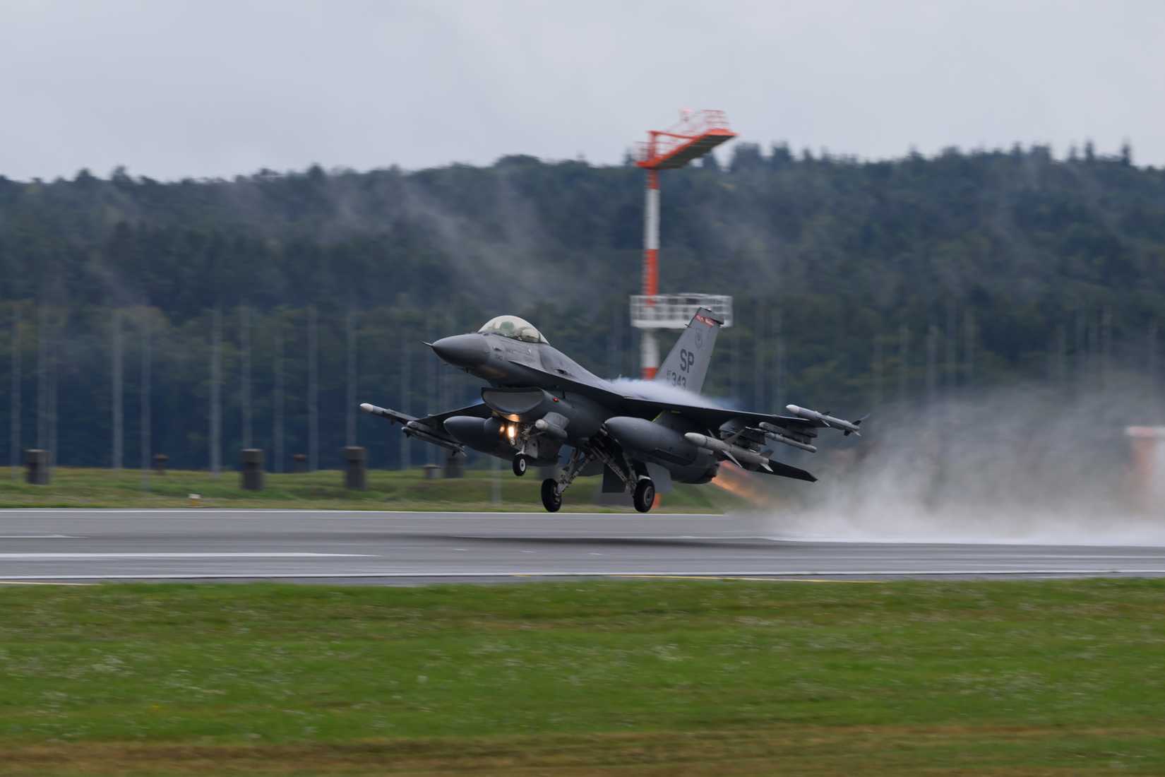 Um caça F-16 Fighting Falcon, pertencente ao 480º Esquadrão de Caça, decola em condições climáticas de chuva na Base Aérea de Spangdahlem, Alemanha, em 9 de setembro de 2025.