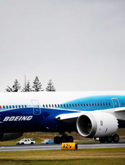 How Much Can The Boeing 787's Wings Flex?