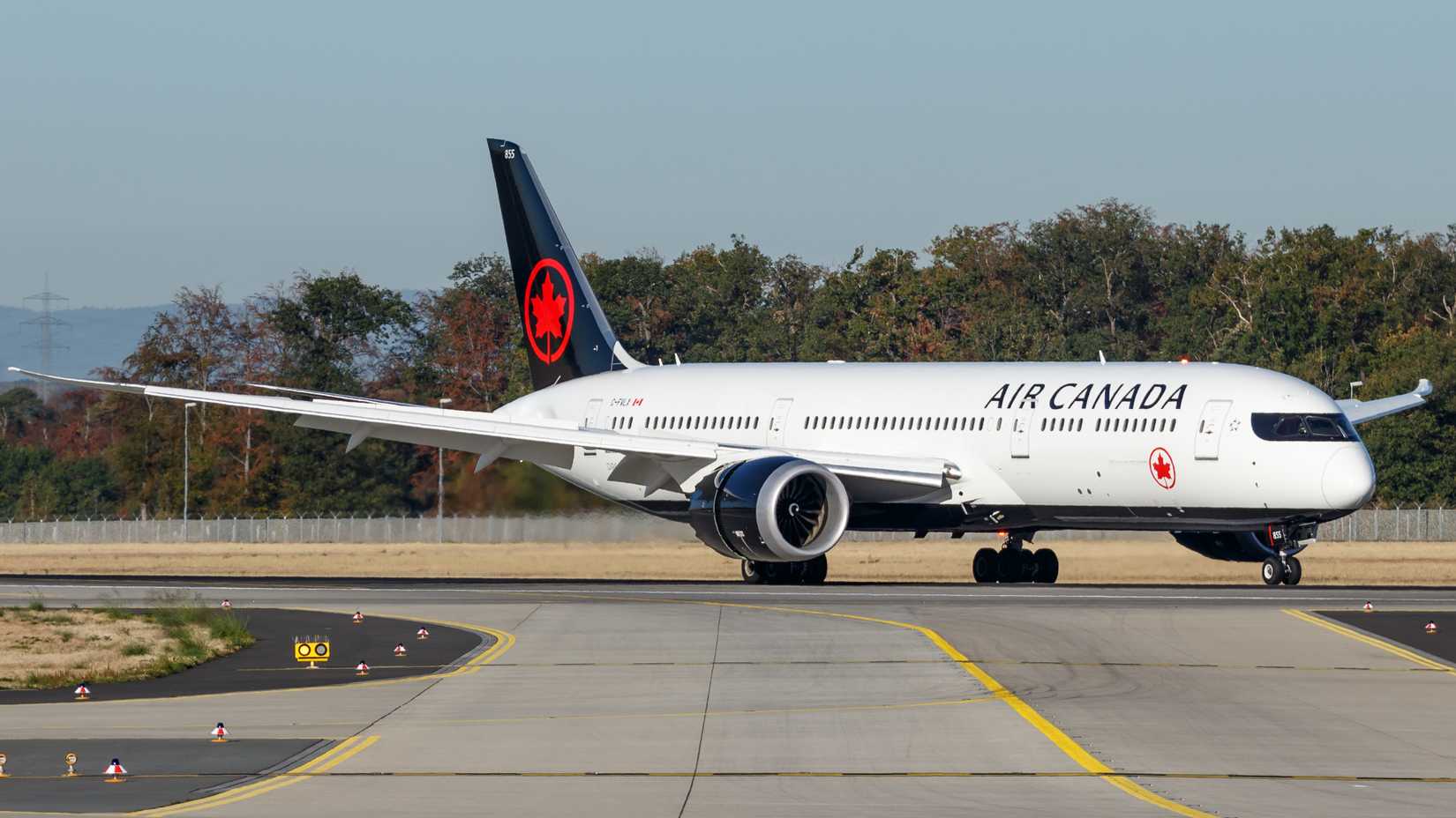 Air Canada Boeing 787-9 Dreamliner (C-FVLX) slowing down on the runway in Montreal