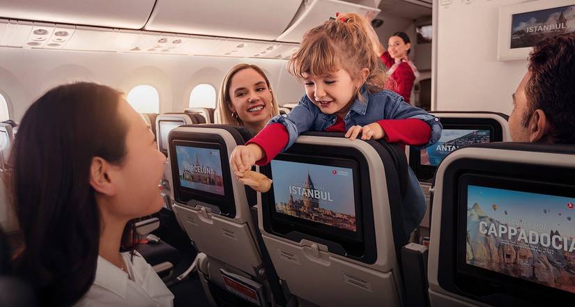 Child-passenger-sharing-his-meal-with-the-female-passenger-behind-him-in-the-THY-Economy-Class-cabin