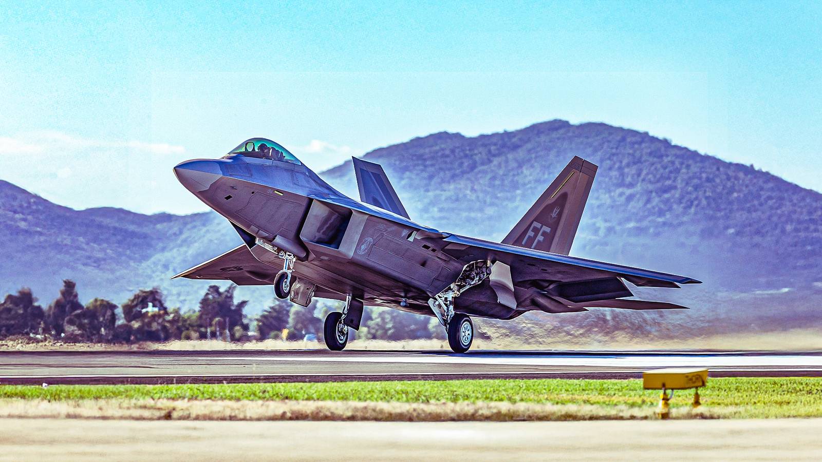 Lockheed Lightning Raptor The Striking Differences Between The F-22 Raptor & F-35 Lightning II