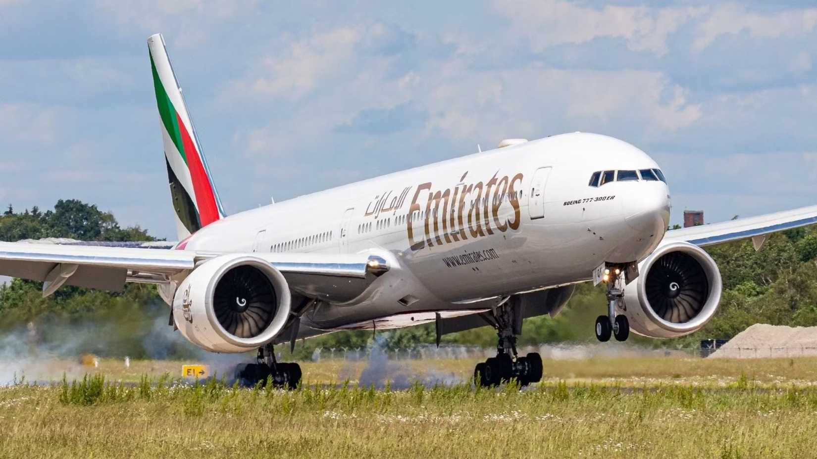 Emirates 777-300ER landing