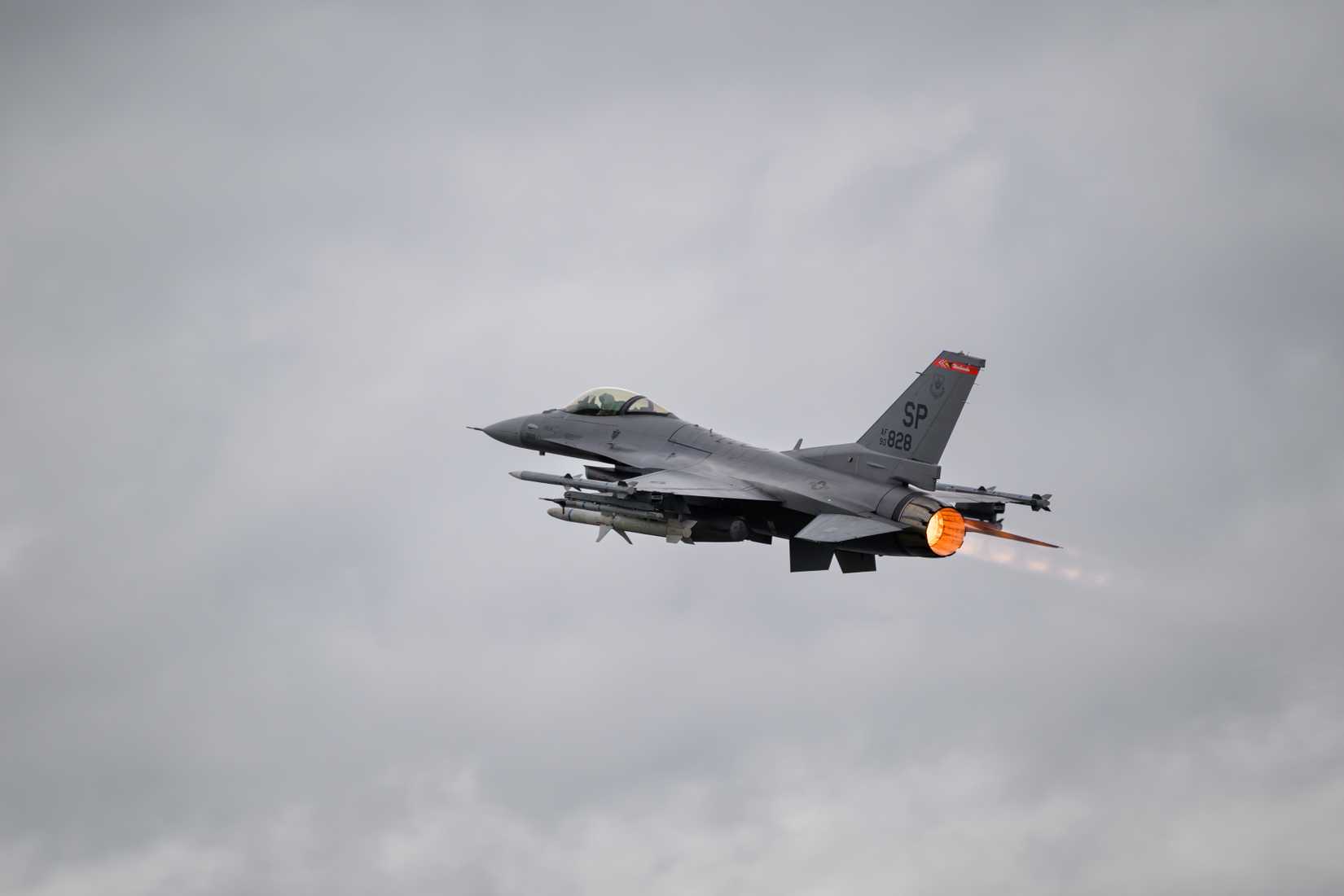 Um caça F-16 Fighting Falcon, pertencente ao 480º Esquadrão de Caça, decola da Base Aérea de Spangdahlem.