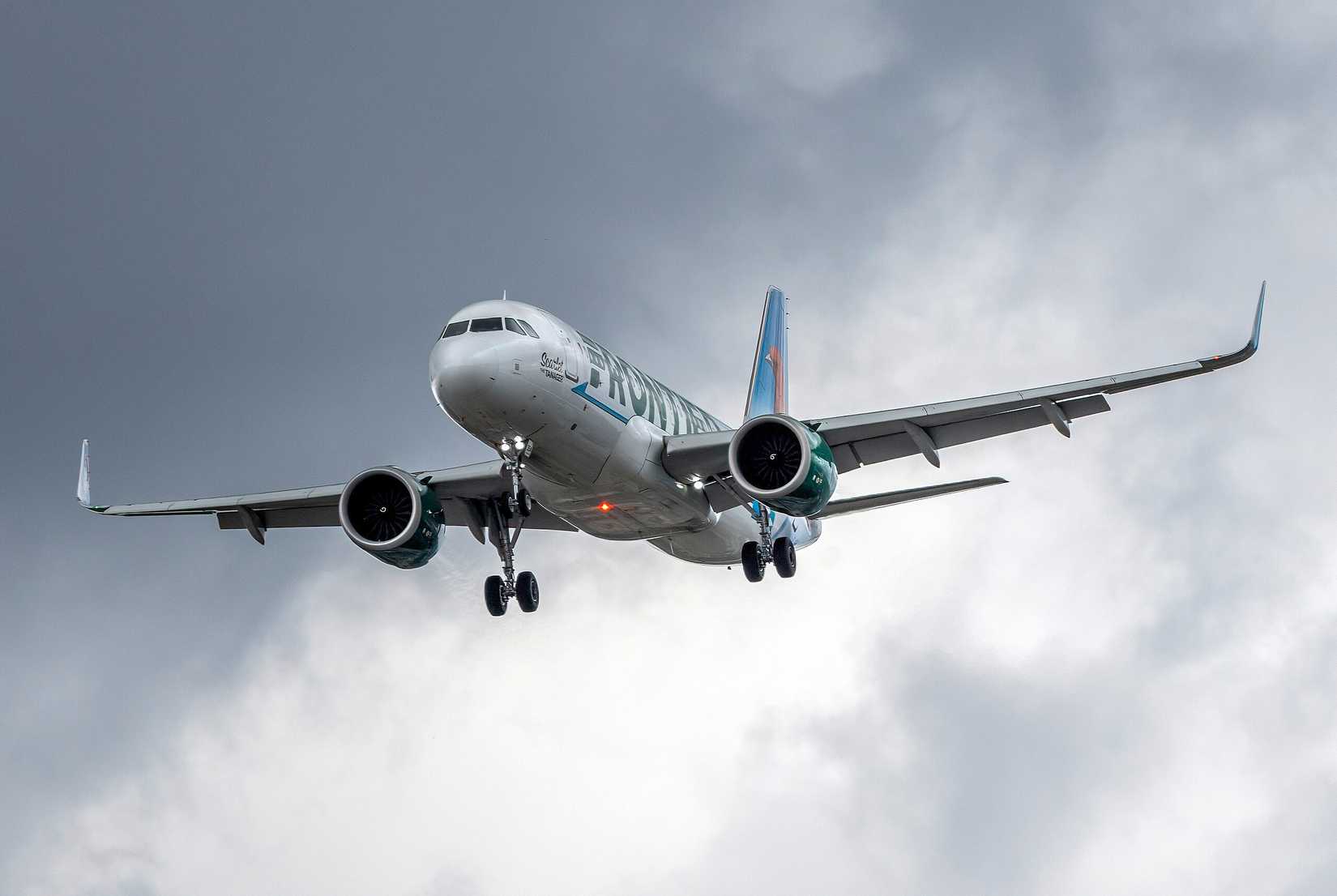 Frontier A320 lands in storm