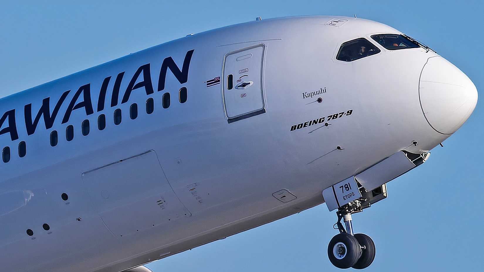 Hawaiian Airlines Boeing 787-9 on its initial climb1
