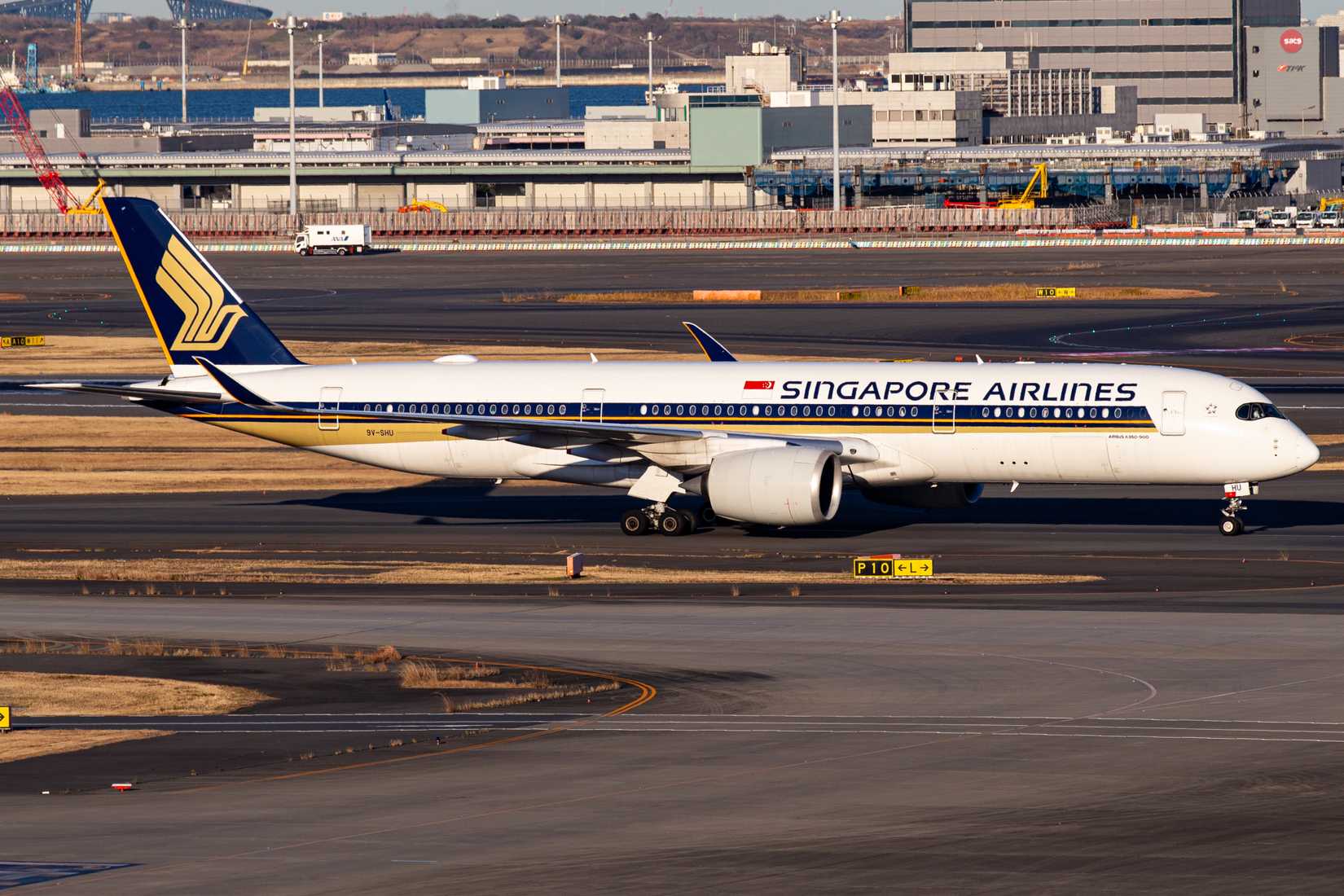 hoto of a Singapore Airlines passenger plane (Airbus A350-941, 9V-SHU) taxiing at Tokyo Haneda Airport (HND)