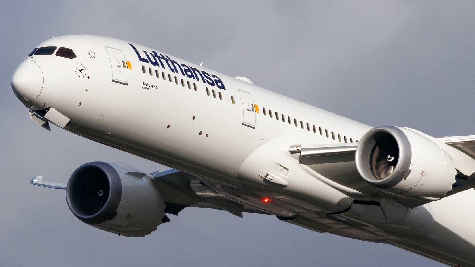 Lufthansa Boeing 787-9 on initial climb from Frankfurt Airport