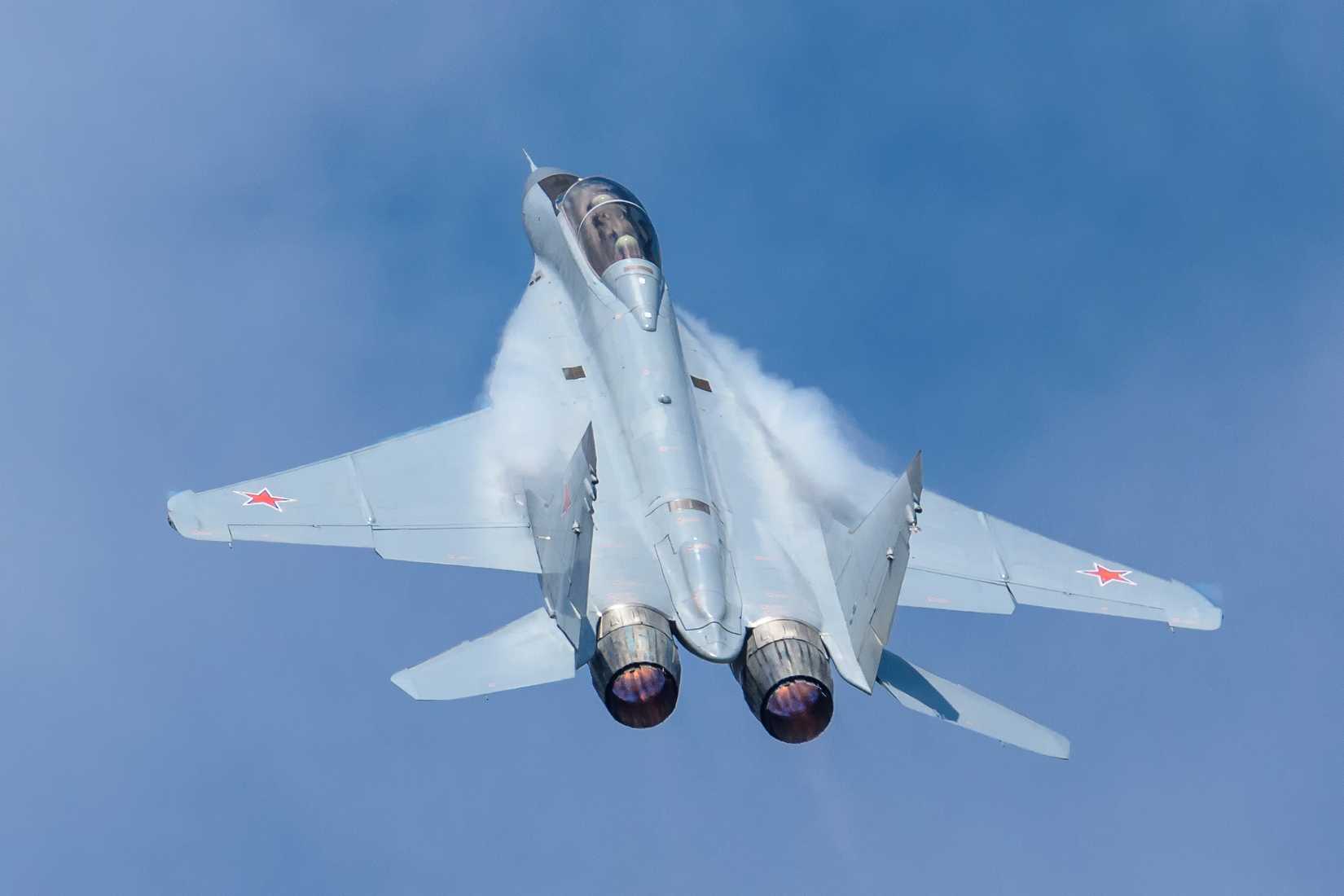 Exibição do Mikoyan-Gurevich MiG-35 no show aéreo MAKS-2017 com vapor condensando.