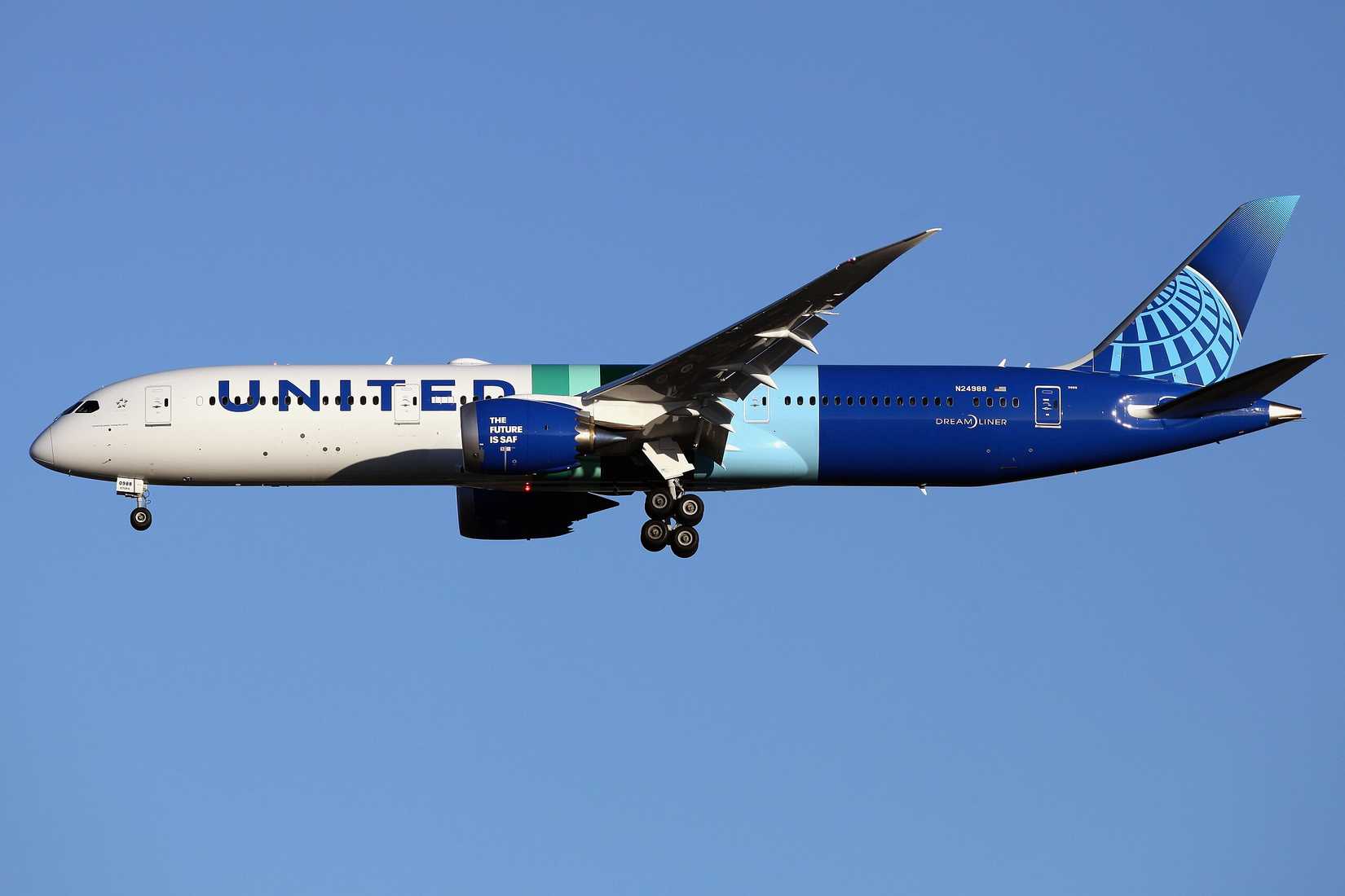 United 787-9 in SAF livery