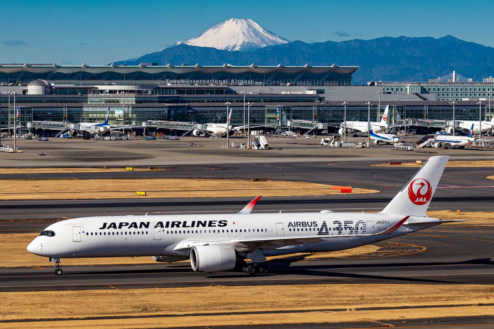 Photo of a Japan Airlines passenger plane (Airbus A350-941 JA02XJ) taxiing at Tokyo Haneda Airport (HND)