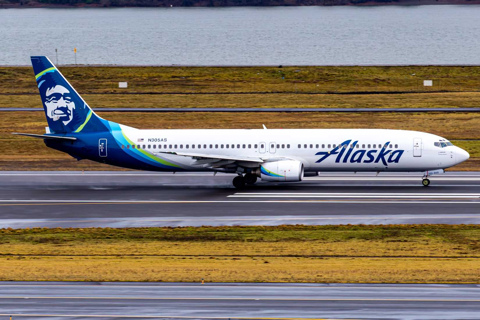Photo of an Alaska Airlines passenger plane departing Portland International Airport (PDX)