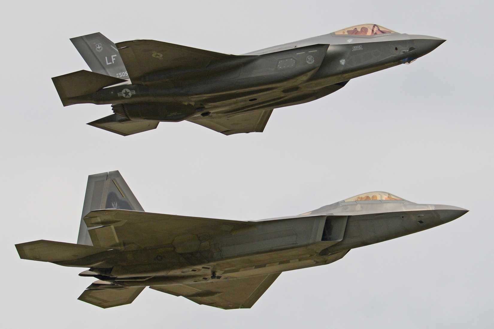 ¡Formación de caza de vanguardia! Arriba, el Lockheed-Martin F-35A Lightning II '12-5052', c/n AF-63, operado por el 61.º Escuadrón de Cazas, parte del 56.º Ala de Cazas, con base en la Base Aérea Luke, Arizona. Abajo, el Boeing F-22A Raptor '09-191', c/n 645-4191, operado por el 94.º Escuadrón de Cazas, parte del 1.er Grupo de Operaciones, con base en la Base Aérea Langley, Virginia. Vistos juntos en el Royal International Air Tattoo de 2016, Fairford, Reino Unido.