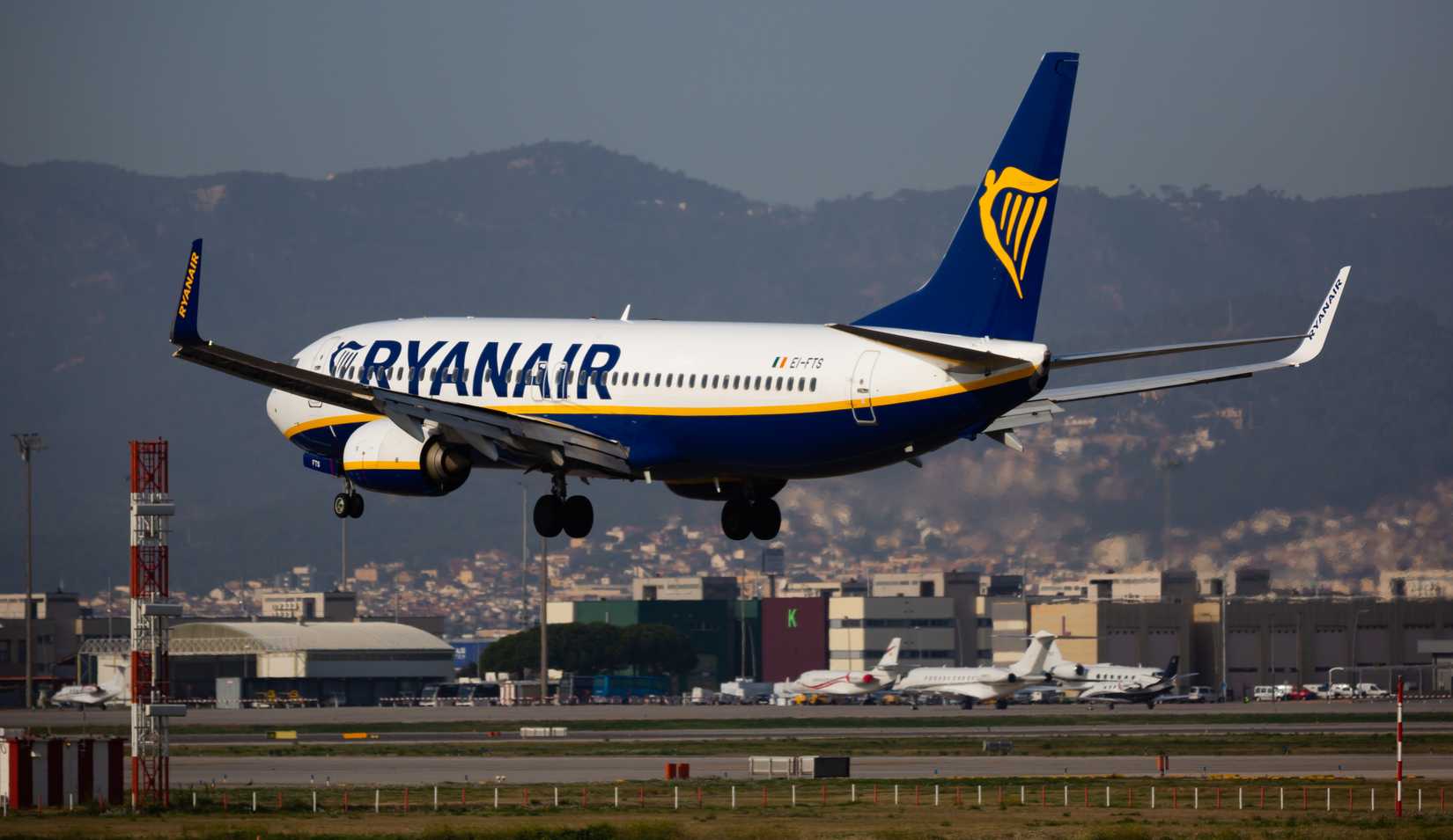 Ryanair Boeing 737-8AS with EI-FTS registration number on final approach to El Prat Airport