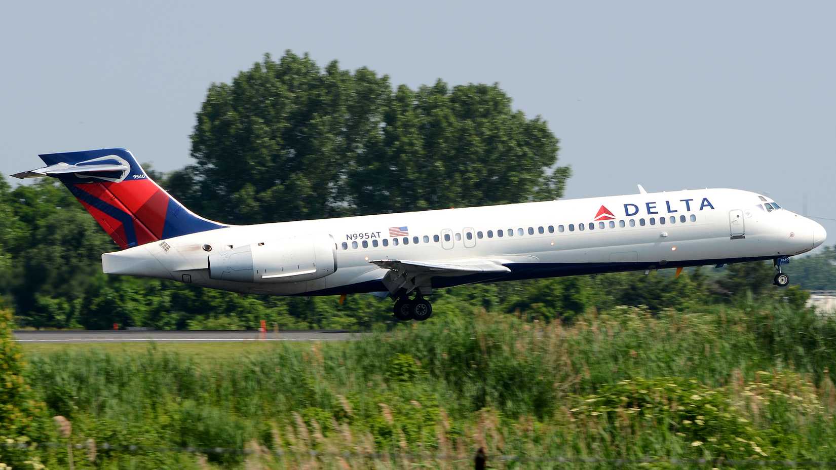 A Delta Airlines Boeing 717-2BD Landing at Philadelphia International Airport