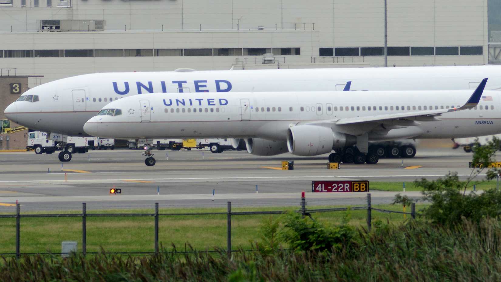 United Airlines Boeing 757-222 N589UA