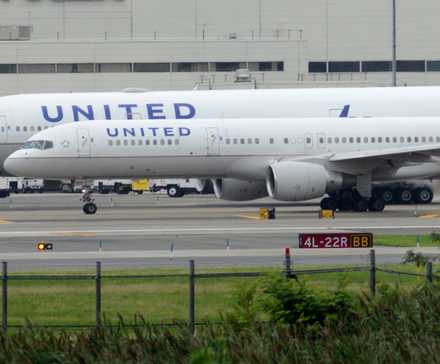 United Airlines Boeing 757-222 N589UA