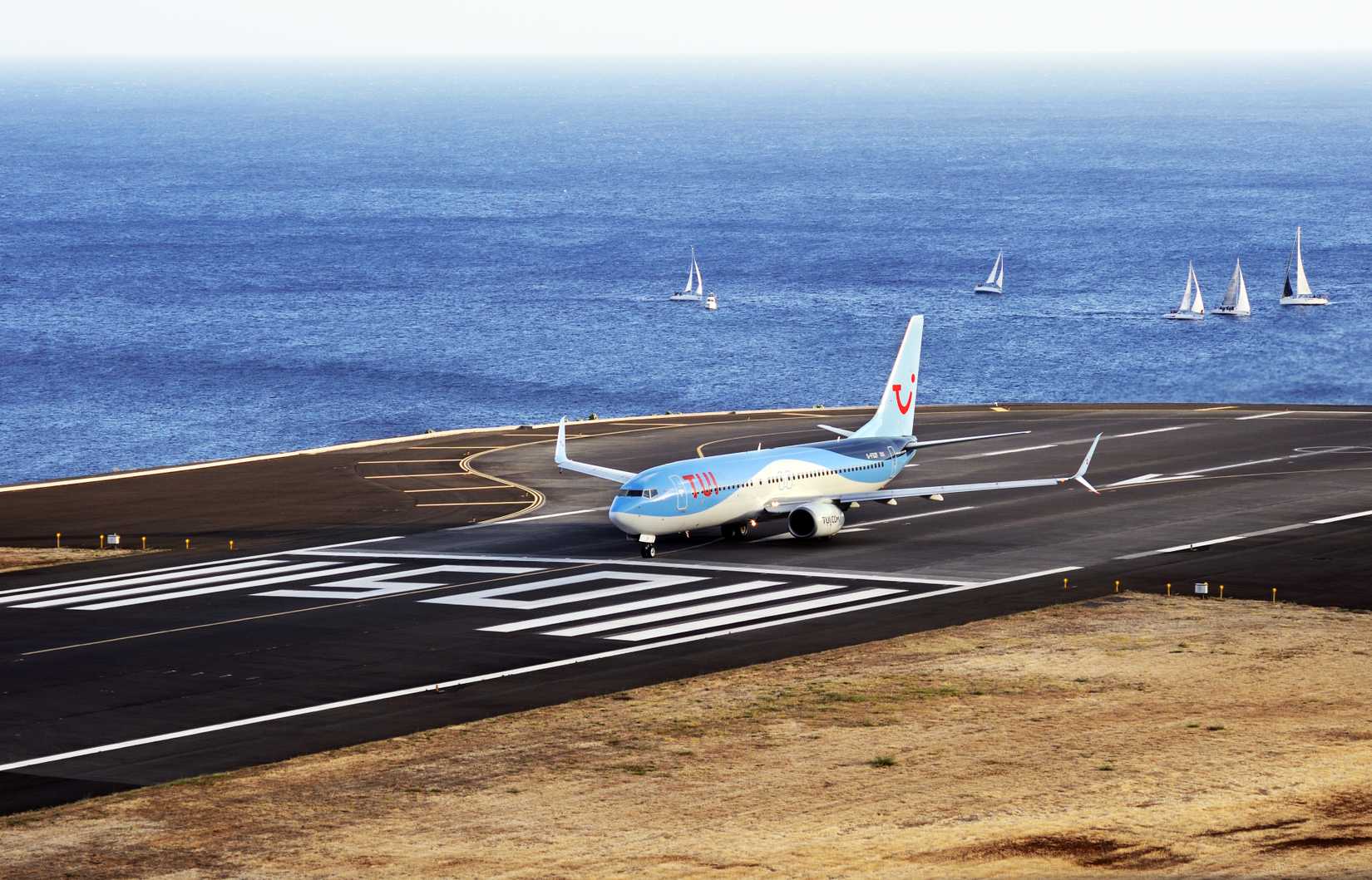 A TUI Airways Boeing 737 landing