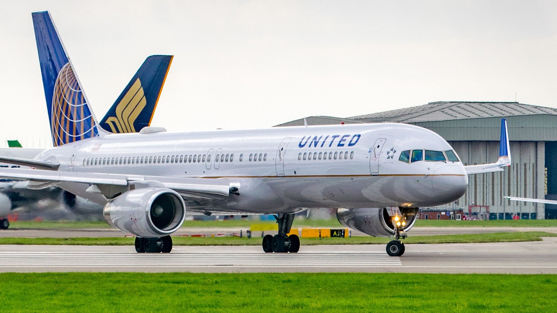 United Airlines Boeing 757-224 at London Heathrow Airport