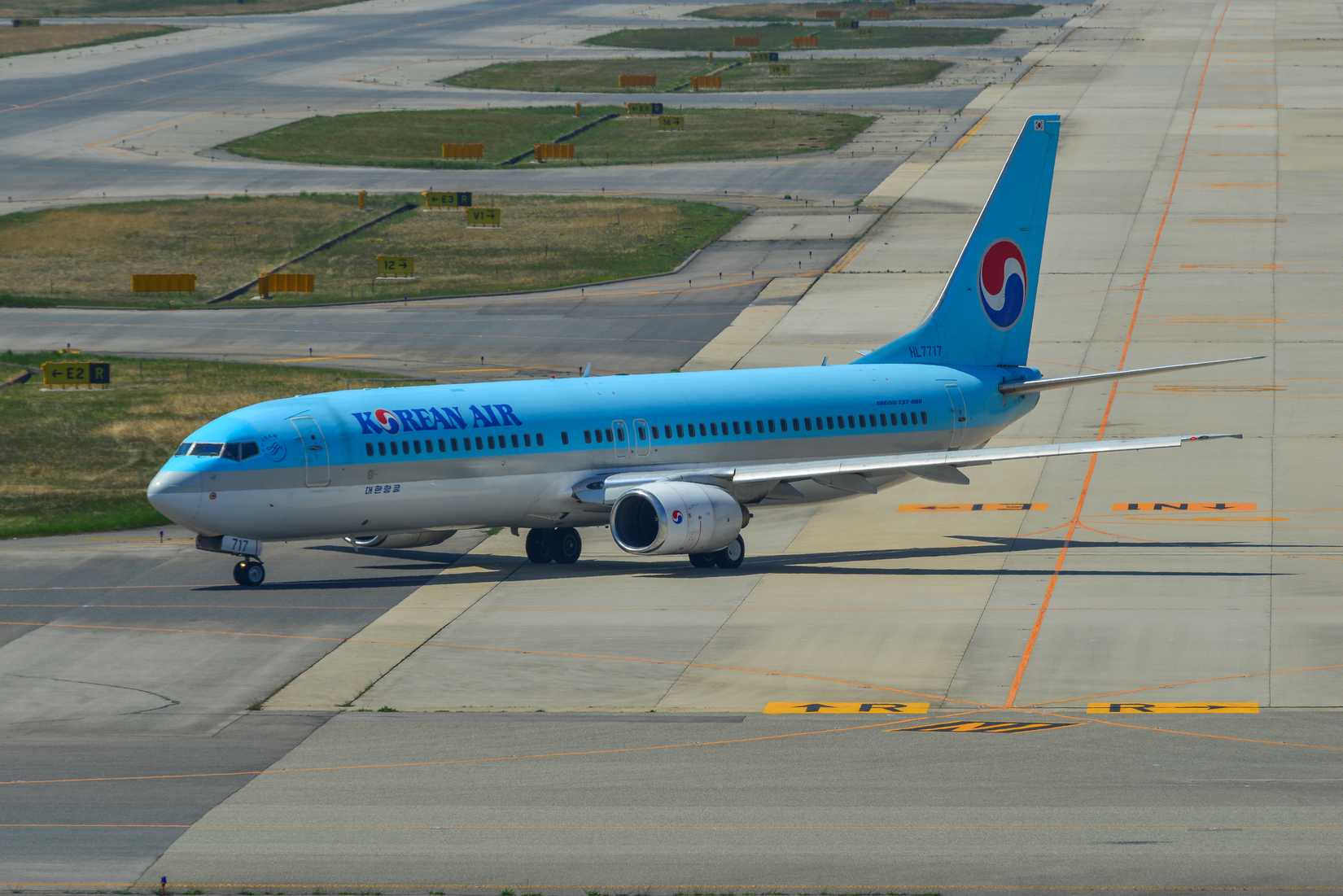 Korean Air 737-900 Taxiing
