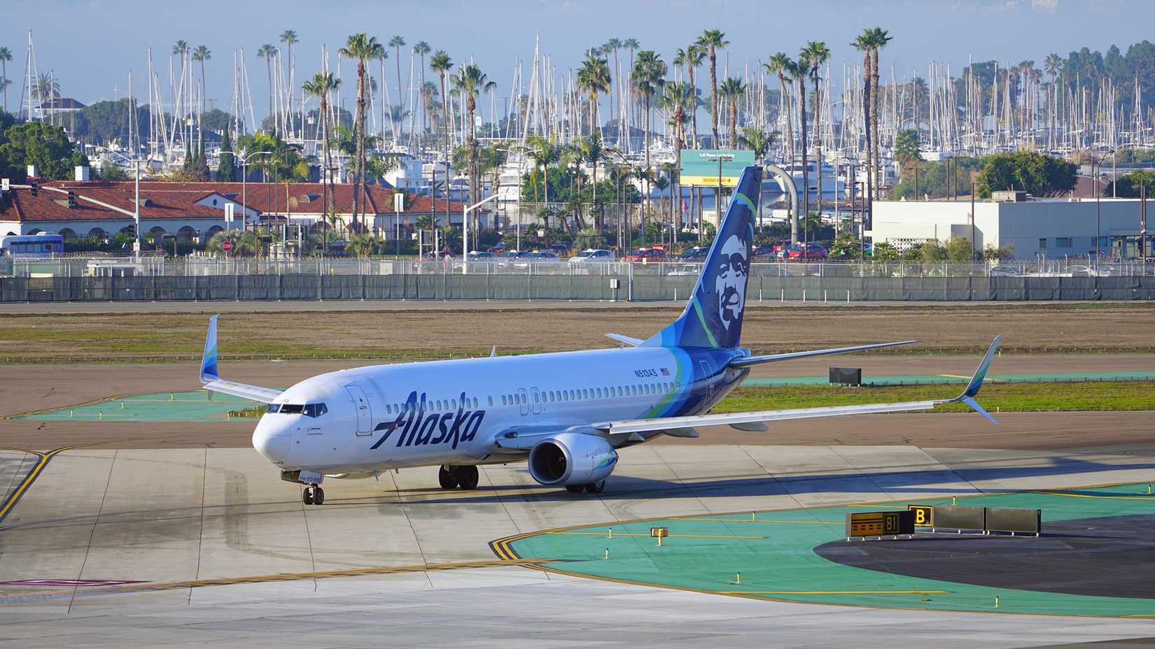 An Alaska Airlines Boeing 737-800 taxiing at San Diego International Airport