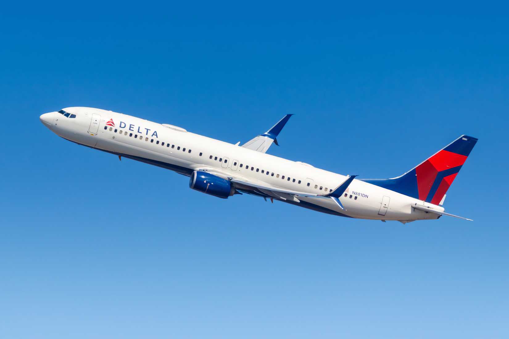 Delta Boeing 737-900ER Climbing