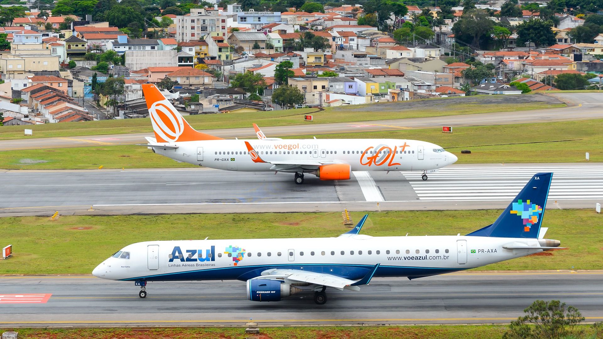 An Azul Airlines Embraer E175 and a GOL Boeing 737 taxiing