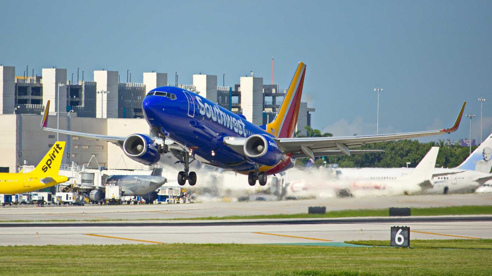 Southwest Airlines Boeing 737-7H4 taking off from Fort Lauderdale-Hollywood International Airport