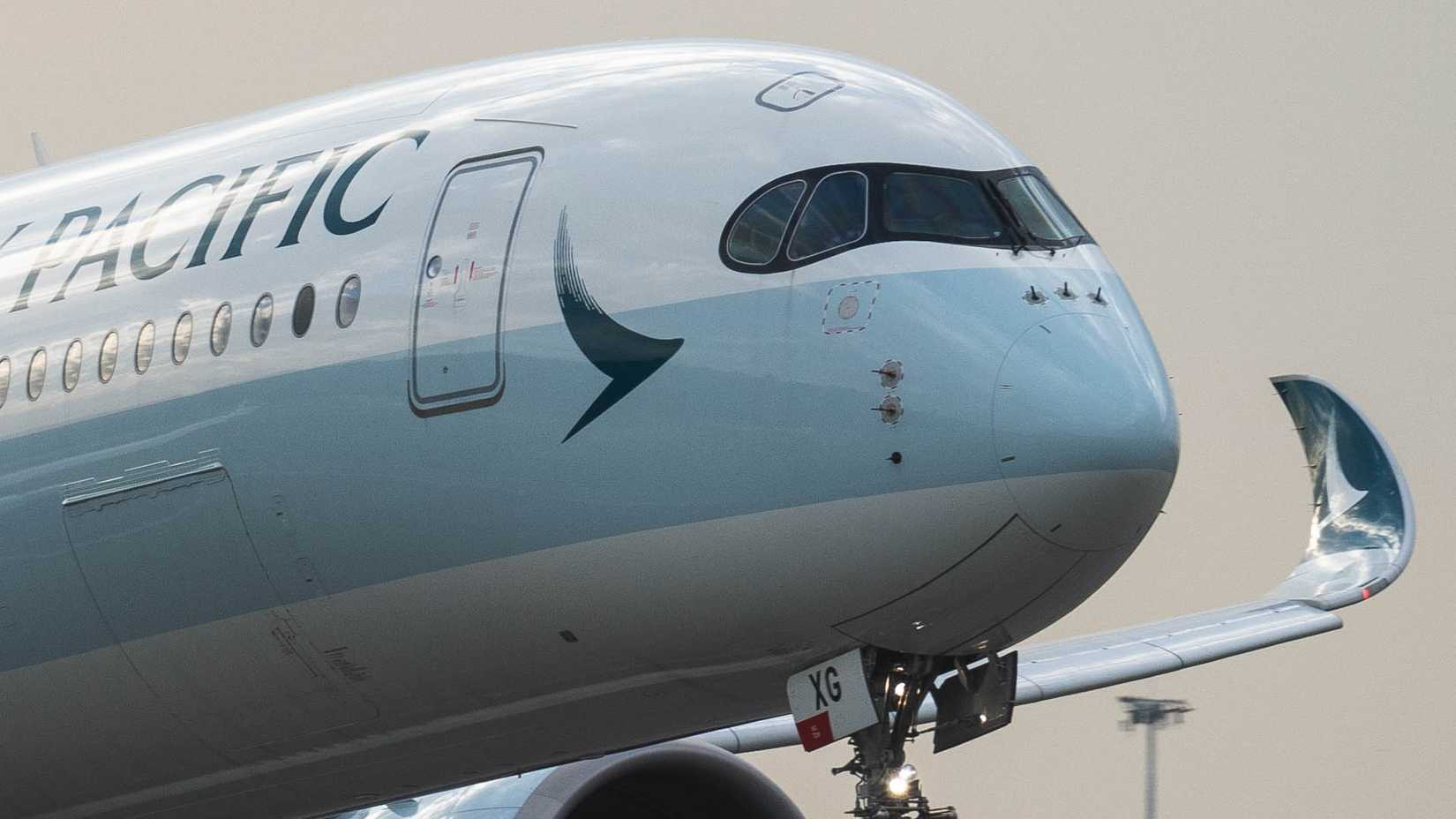 Një Airbus A350-1000 në Cathay Pacific ulet në një aeroport.