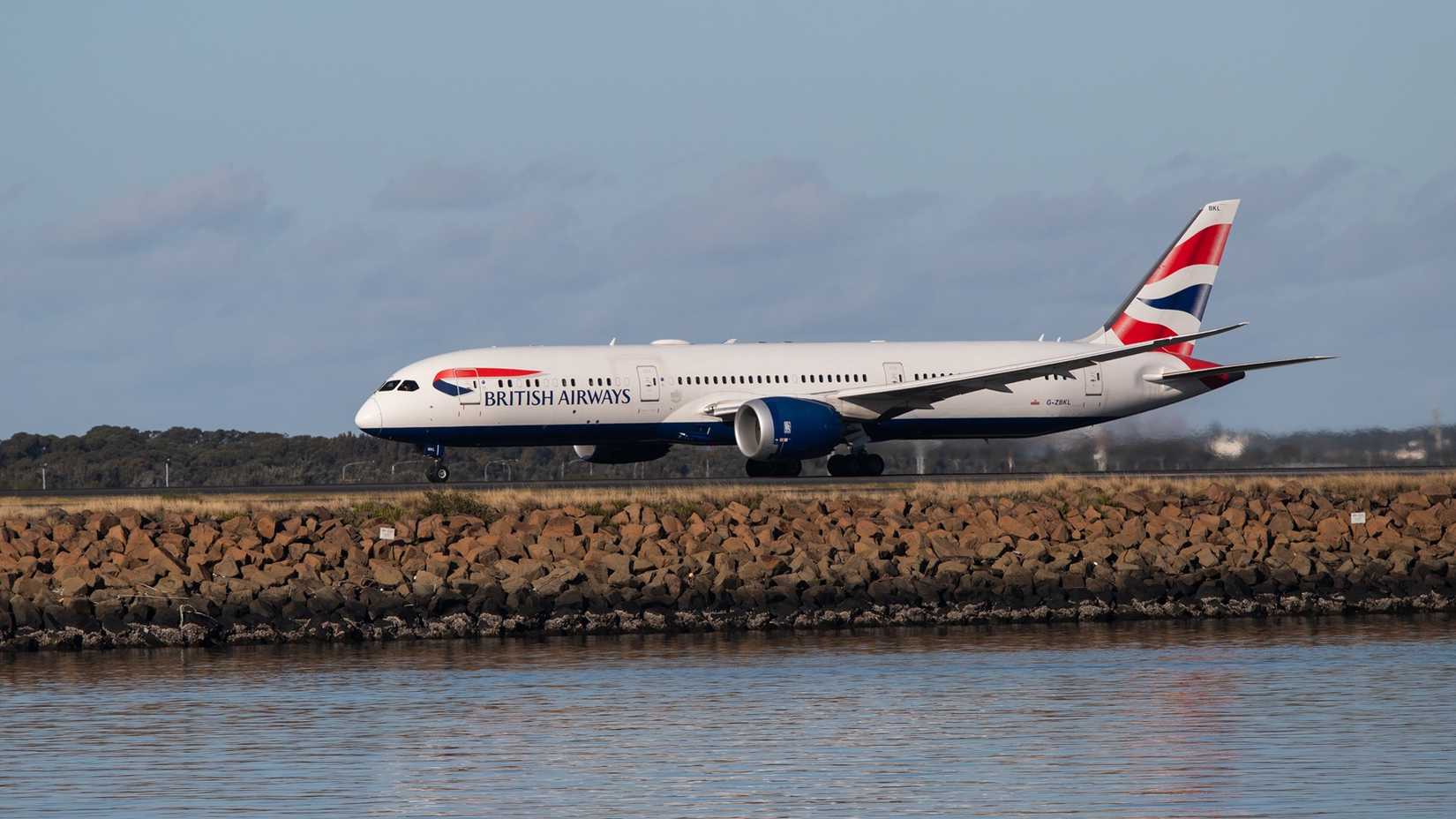 A British Airways Boeing 787-9 Dreamliner taxiing at SYD airport 