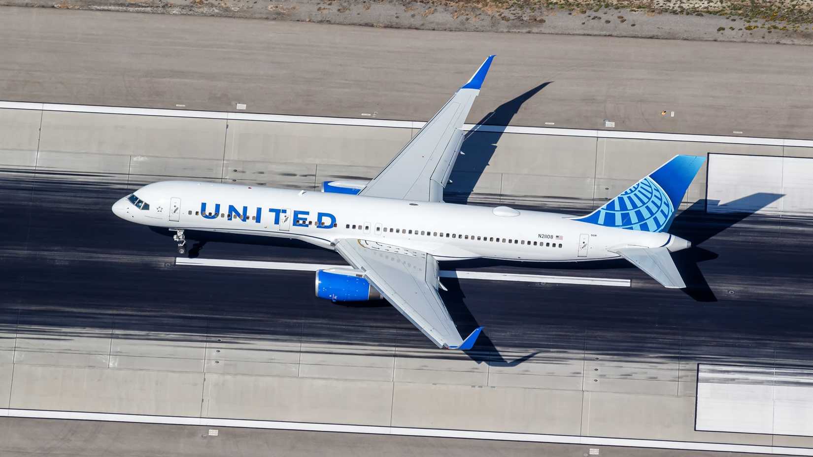 Um Boeing 757 da United Airlines decolando