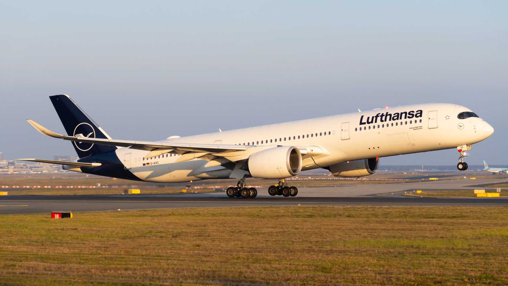 Lufthansa Airbus A350 despegando