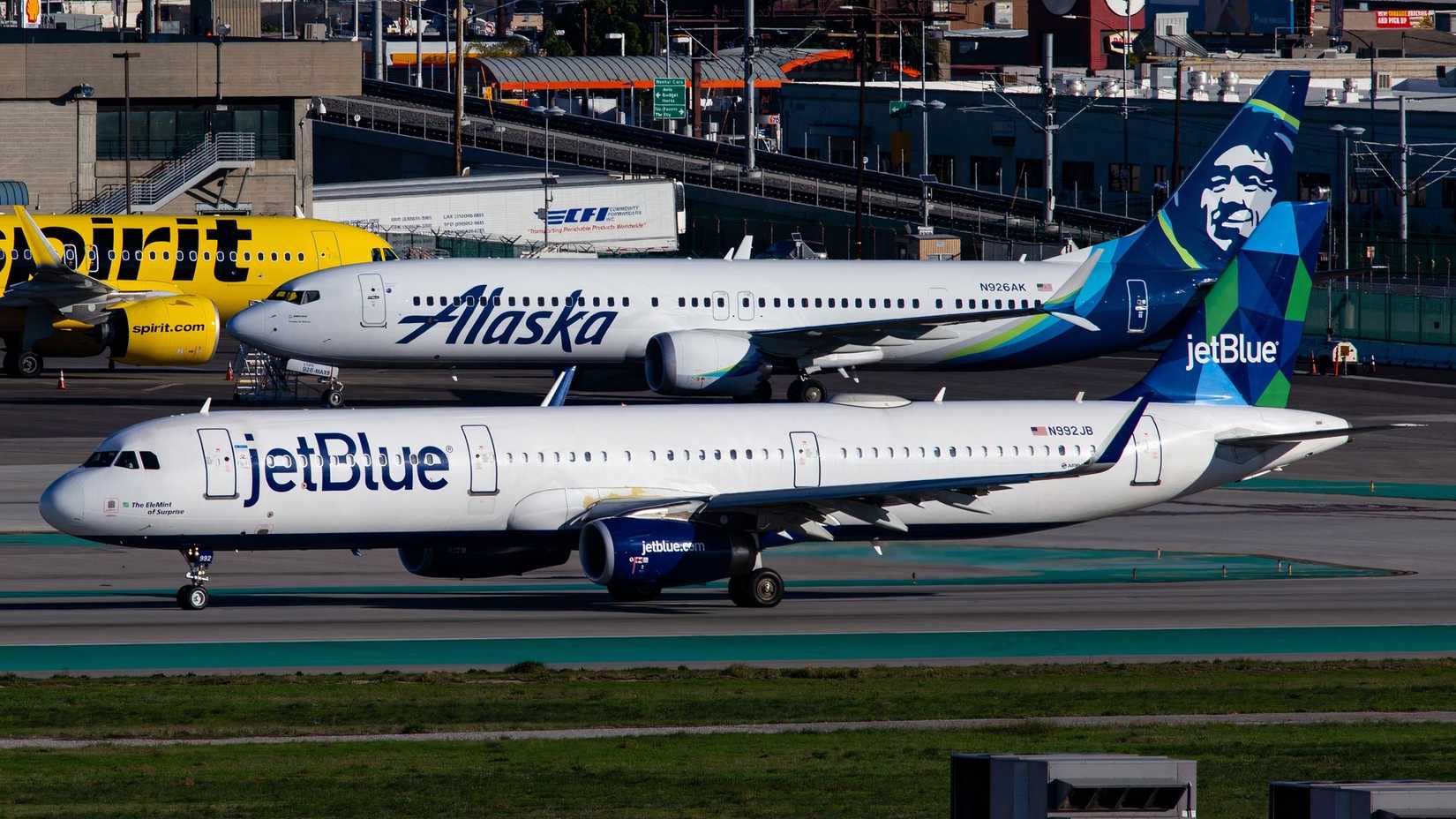 JetBlue Airbus A321-200 and Alaska Airlines Boeing 737 MAX 9 Taxiing