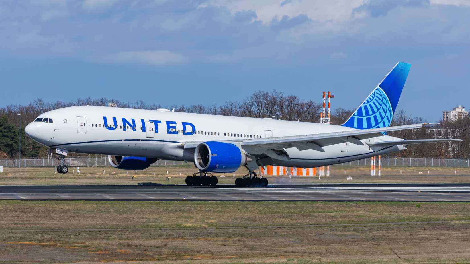 United Airlines Boeing 777 Landing In Frankfurt