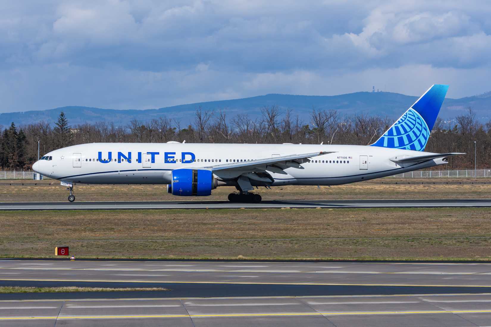 Pouso do Boeing 777-200ER da United Airlines