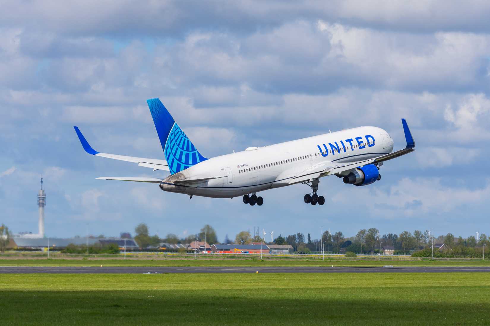 United Airlines Boeing 767-300ER taking off
