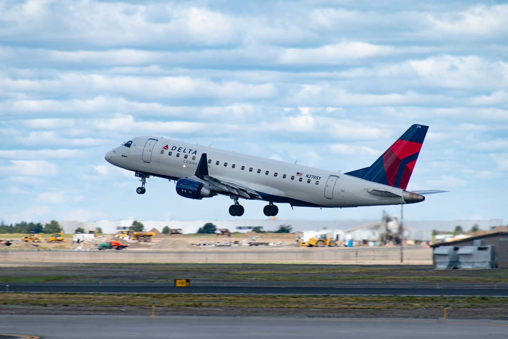 Delta Embraer E-175 taking off
